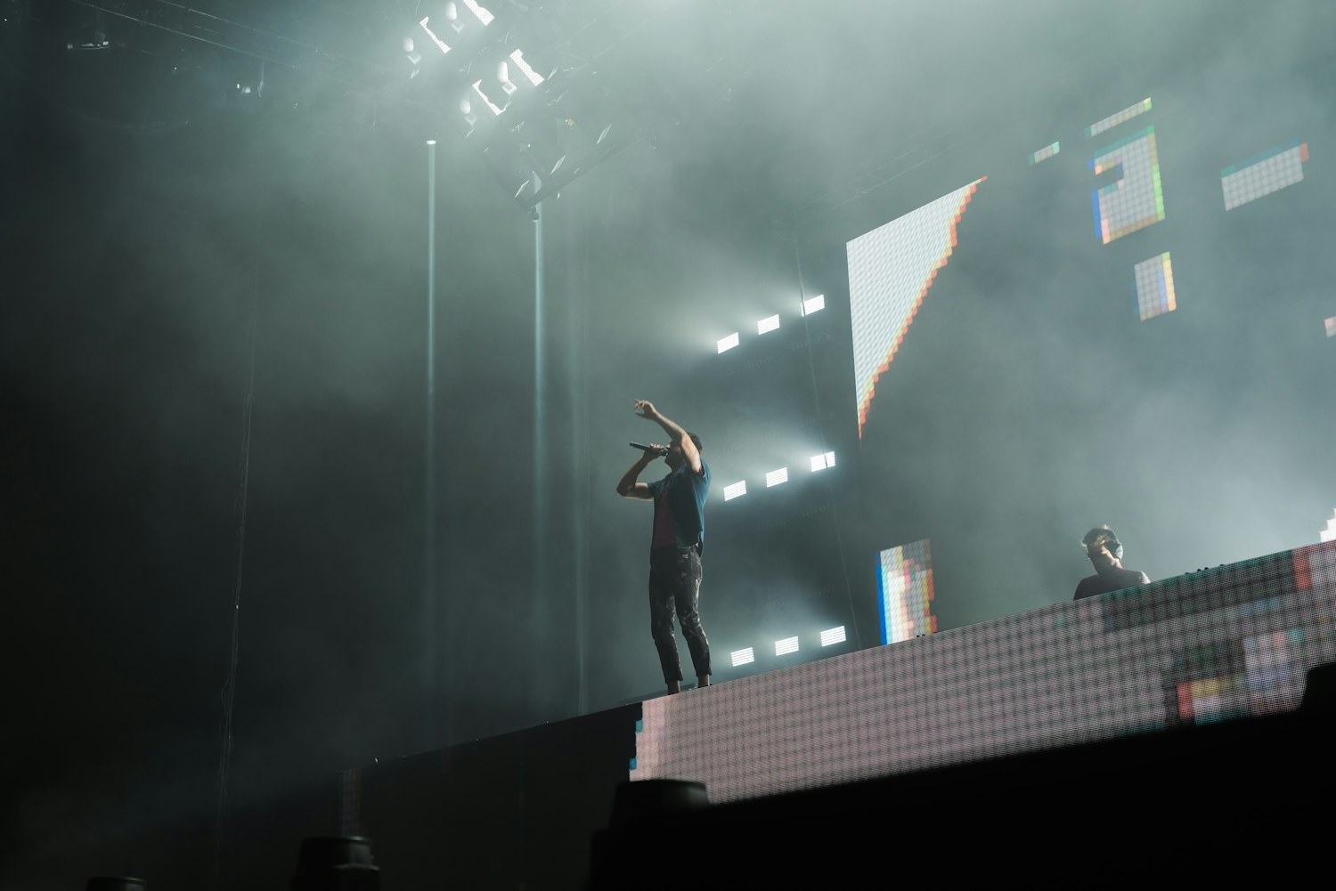 动漫中的烟雾缭绕,角色塑造与抽烟艺术图欣赏