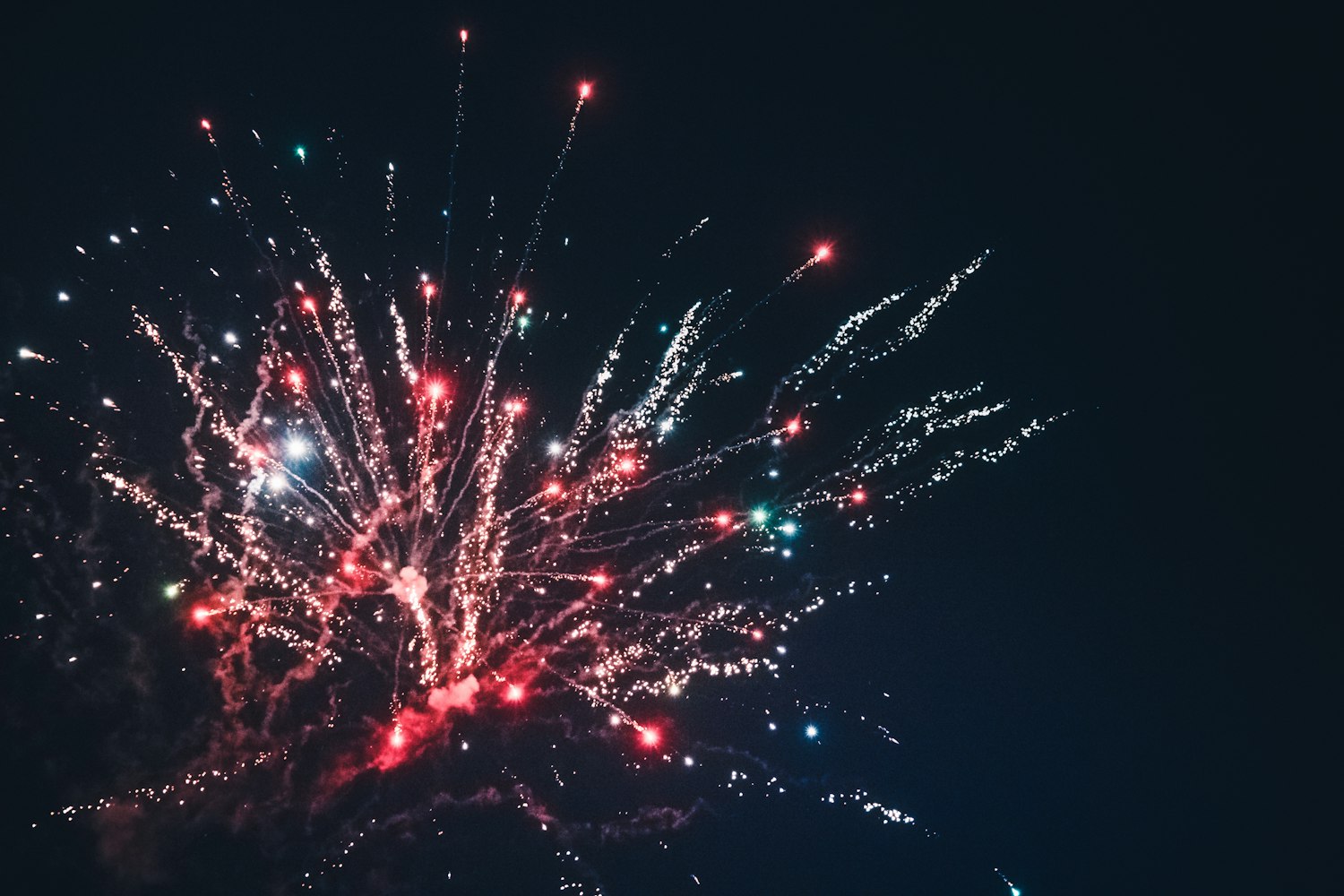 最新除夕精彩瞬间,烟花映夜空,万家灯火共团圆时刻