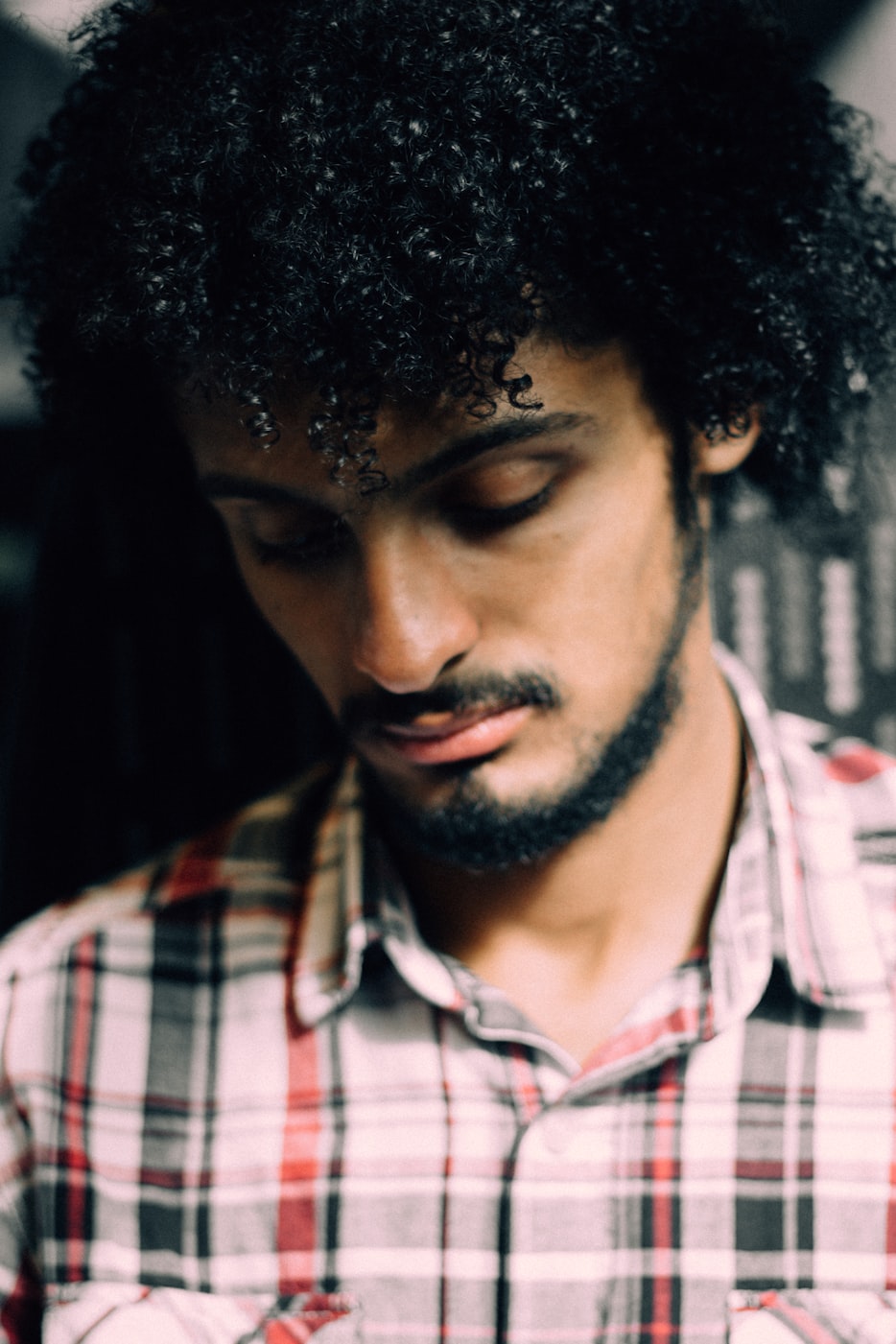 最新男生发型流行趋势，引领时尚潮流的发型设计