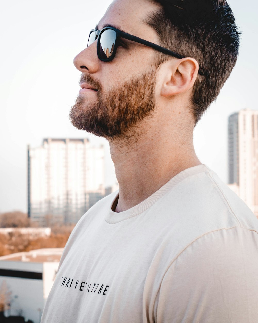 男演员在戏剧中的魅力展现,演技与角色的完美融合,展现男性魅力风采