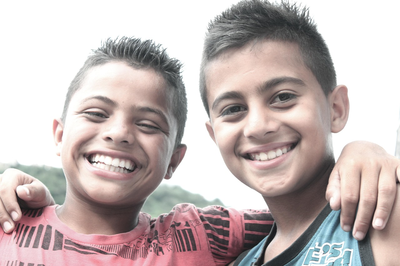 两小无猜演员展现纯真友谊的无尽魅力