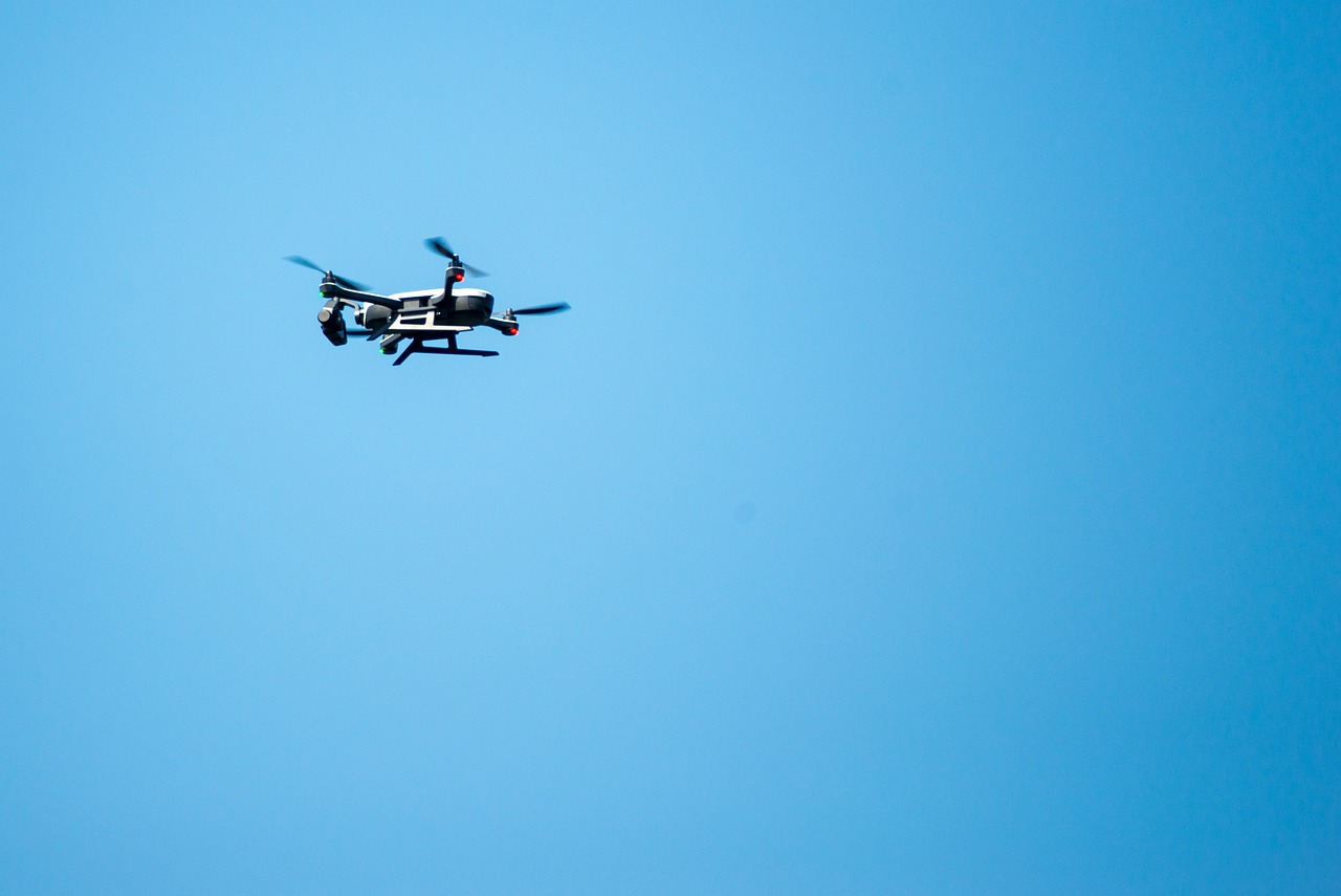 无人机翱翔天际，竞技无限，挑战梦想！