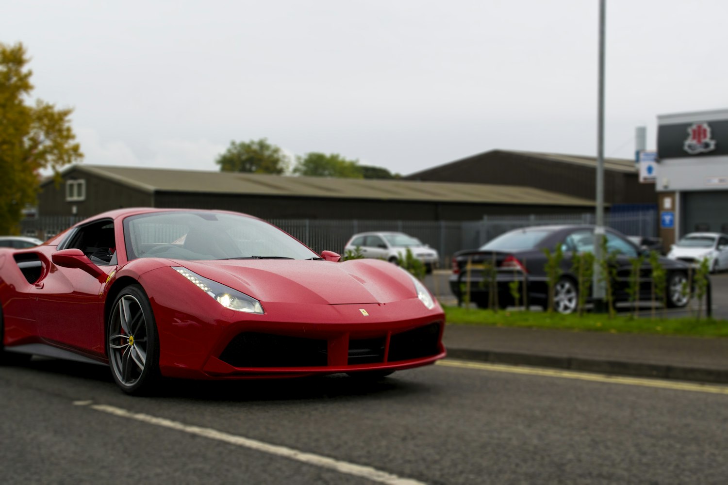 法拉利跑车价格及图片，豪华跑车的魅力与尊贵体验赏析